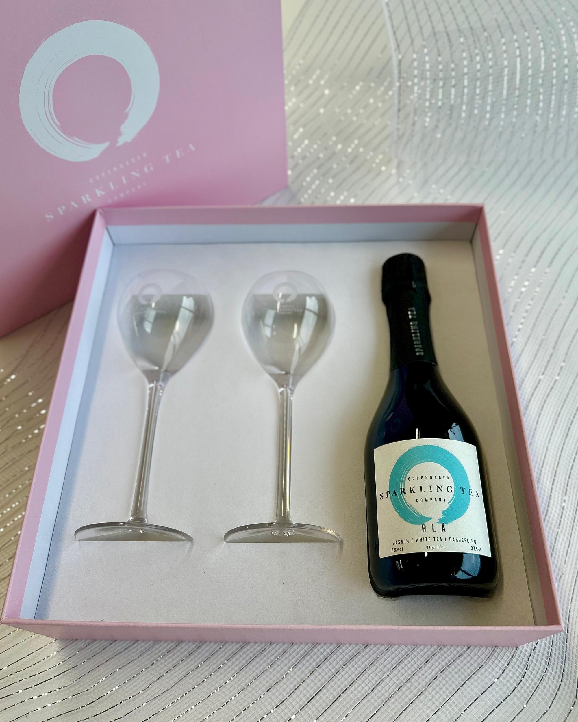 Copenhagen Organic Sparkling Tea 'BLA' Gift Set with 2 Glasses (0% Alc)